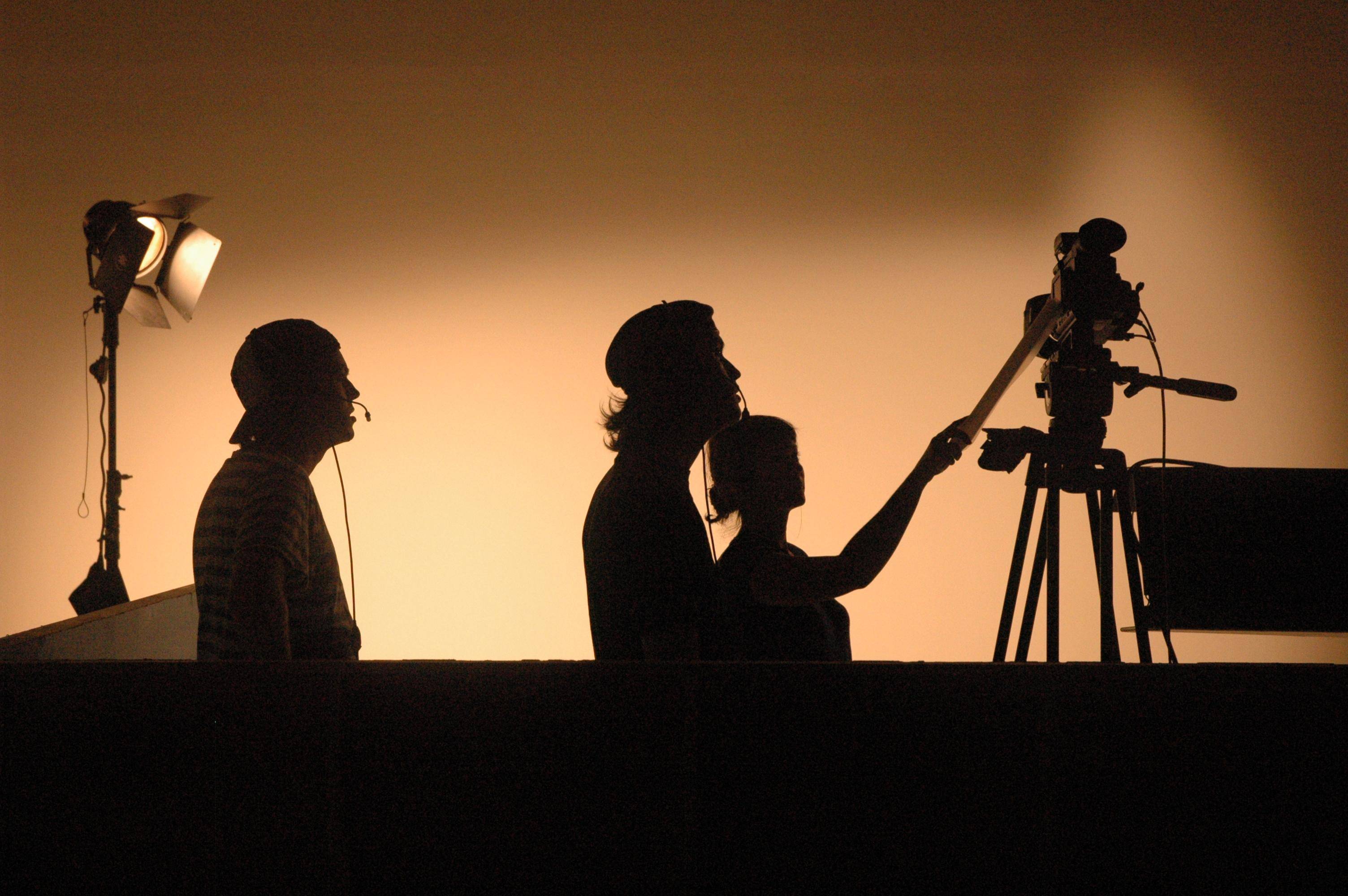 видеосъемка интервью. киноклуб обсуждение фильма. офис с сотрудниками. обсуждение видеоролика. обсуждение видеоролика.